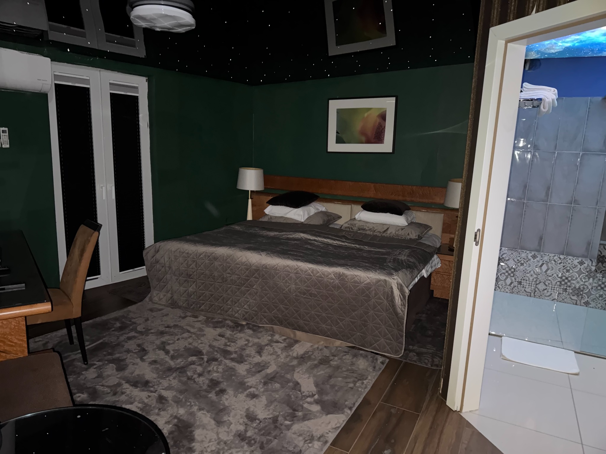 Wnętrze bungalowu z widokiem na łóżko i łazienkę