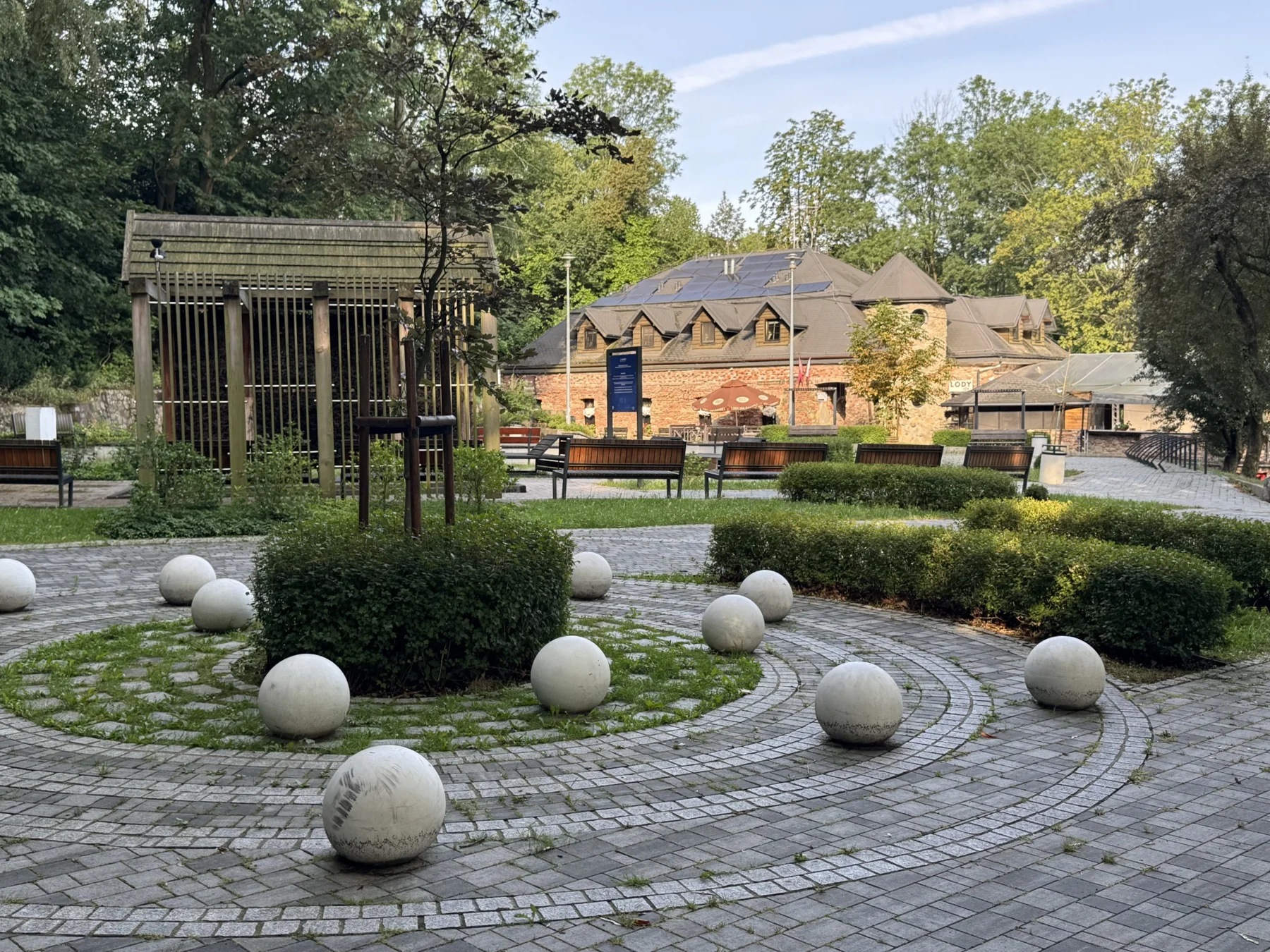 Ogród i plac przed restauracją
