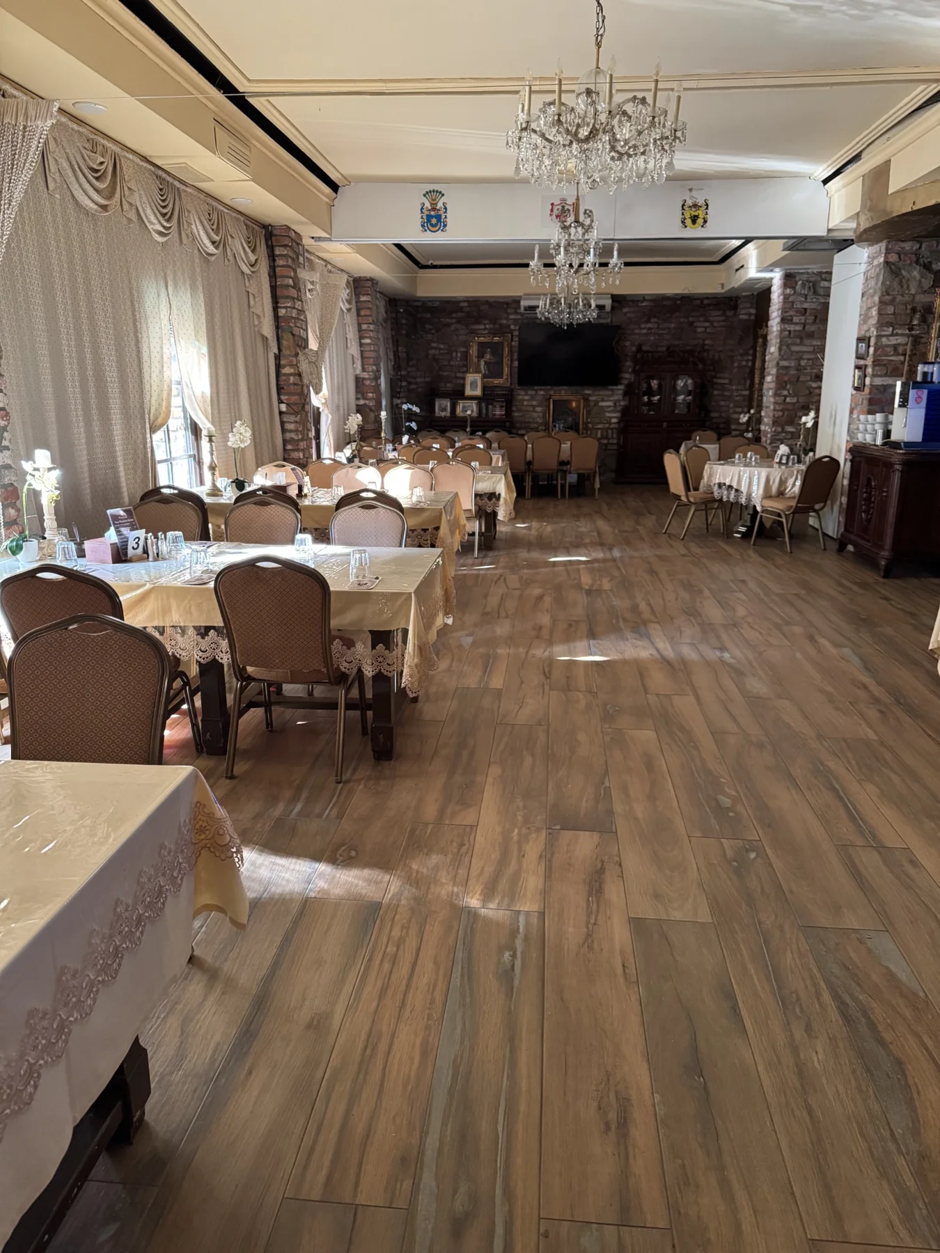 Przestronna sala restauracyjna z widokiem na zieleń